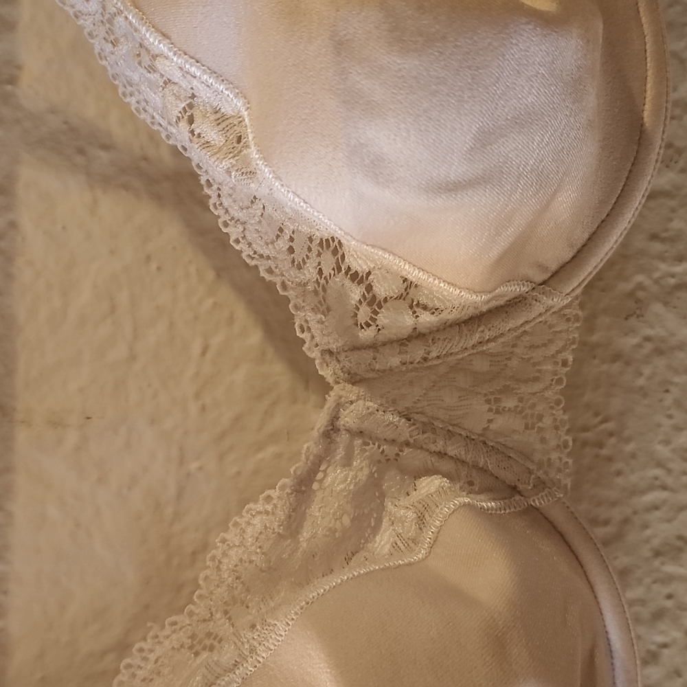 Vanity Fair Style 75-038 Ivory underwire bra - Picture 3 of 7